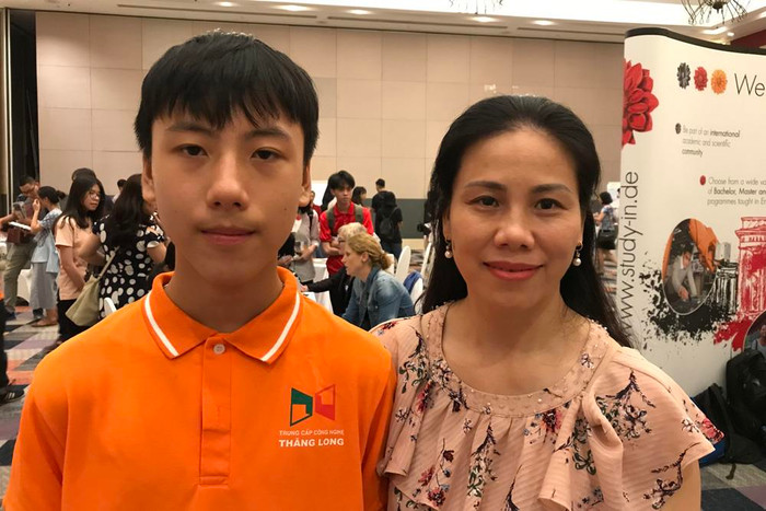 Chị Nguyễn Thị Hồng và con trai là cháu Trịnh Anh Cường - Vạn Phúc, Hà Đông, Hà Nội. Ảnh: Tùng Dương. Chị Nguyễn Thị Hồng và con trai là cháu Trịnh Anh Cường - Vạn Phúc, Hà Đông, Hà Nội. Ảnh: Tùng Dương.