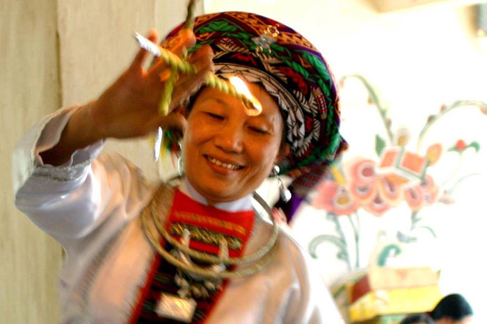 Chủ thể lên đồng hiện nay bao gồm tất cả người có và không có căn tính như nông dân, công nhân, công chức, học sinh, thương gia, chính trị gia… Ảnh: Tùng Dương. Chủ thể lên đồng hiện nay bao gồm tất cả người có và không có căn tính như nông dân, công nhân, công chức, học sinh, thương gia, chính trị gia… Ảnh: Tùng Dương.