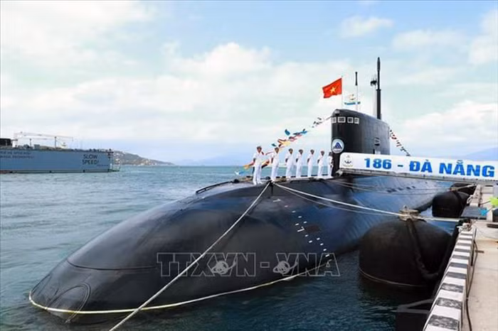Tầu ngầm lớp kilo 636 mang tên 186 - Đà Nẵng đậu tại Quân cảng Cam Ranh. Ảnh: TTXVN.