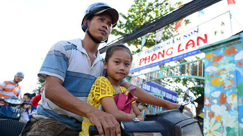 Hiện ở Trường mầm non Phong Lan, Q.Bình Tân, TP.HCM có gần 80 em đăng ký học khóa hai tháng để lấy giấy chứng nhận hoàn thành bậc mầm non. Trong ảnh: học sinh được phụ huynh đón về nhà sau giờ học chiều 21-6 - Ảnh: THUẬN THẮNG