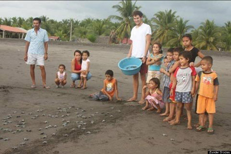 Zander Srodes: Chàng trai 21 tuổi này đã duy trì các hoạt động bảo vệ rùa biển trong hơn 10 năm. Cậu thành lập chương trình hội thảo khoa học về rùa biển để truyền niềm đam mê của mình cho những người trẻ khác. Zander cũng từng viết sách về vấn đề này, trong đó cuốn Turtle Talks Activity Book bán được hơn 3.000 bản và được dịch ra 6 thứ tiếng. Zander Srodes: Chàng trai 21 tuổi này đã duy trì các hoạt động bảo vệ rùa biển trong hơn 10 năm. Cậu thành lập chương trình hội thảo khoa học về rùa biển để truyền niềm đam mê của mình cho những người trẻ khác. Zander cũng từng viết sách về vấn đề này, trong đó cuốn Turtle Talks Activity Book bán được hơn 3.000 bản và được dịch ra 6 thứ tiếng.
