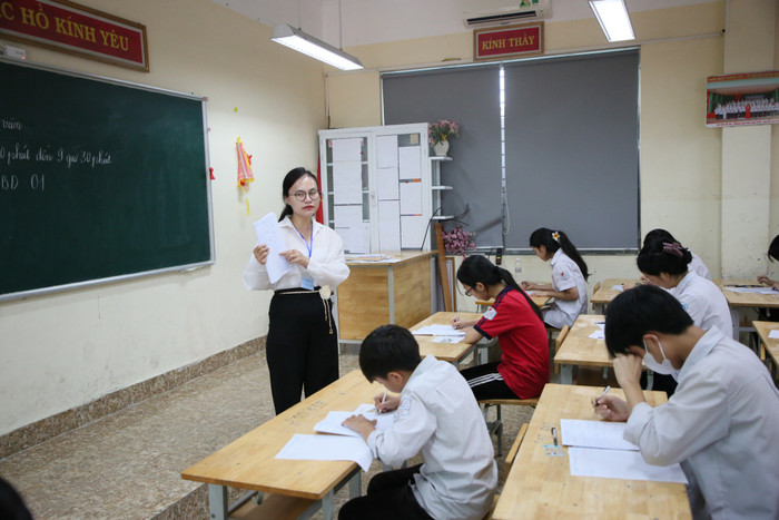 Các thí sinh được hướng dẫn lại chi tiết về cách điền thông tin chính xác vào giấy thi (Ảnh: CTV) qn-thi-vao-10-4.jpeg