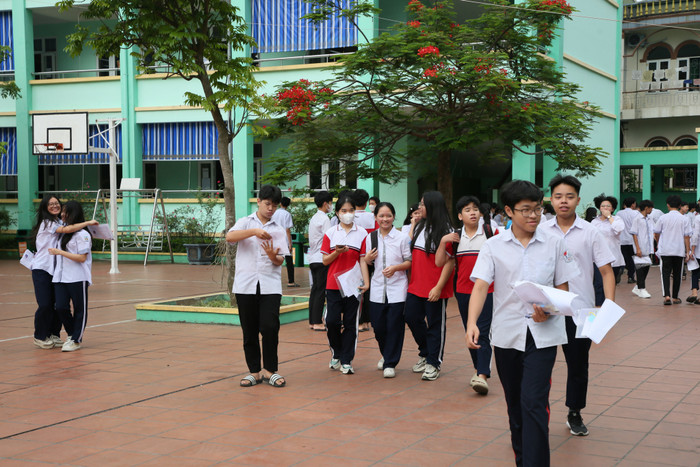 Đa phần thí sinh đều tỏ ra vui vẻ, thoải mái tâm lý sau khi hoàn thành bài thi Ngữ văn (Ảnh: CTV) qn-thi-vao-10-6.jpeg