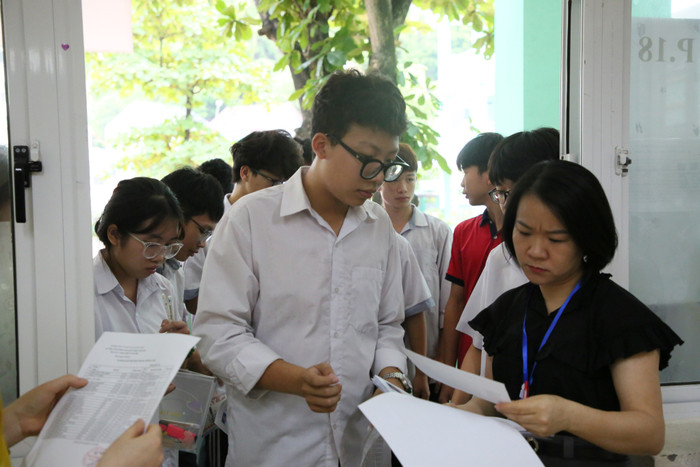 Cán bộ coi thi làm thủ tục gọi thí sinh vào phòng thi, kiểm tra thẻ dự thi (Ảnh: CTV) qn-thi-vao-10-3.jpeg