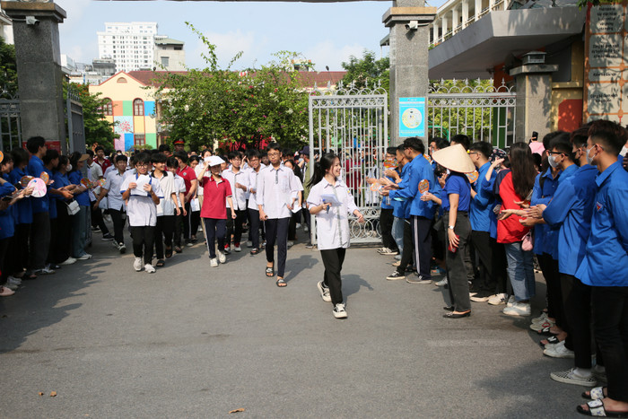 Các thí sinh tại điểm thi Trường Tiểu học - Trung học cơ sở - Trung học phổ thông Văn Lang rời trường thi sau khi hoàn thành bài thi (Ảnh: CTV) qn-thi-vao-10-2.jpeg