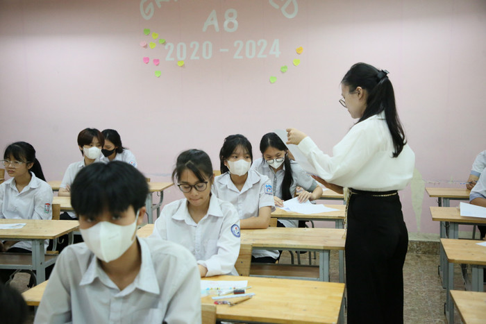 Cán bộ coi thi phát giấy thi, giấy nháp cho các thí sinh (Ảnh: CTV) qn-thi-vao-10-1.jpeg