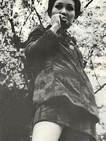 Nữ danh ca Yoon-Bok-hee có công giới thiệu một váy ngắn đến Hàn Quốc năm 1967. Nữ danh ca Yoon-Bok-hee có công giới thiệu một váy ngắn đến Hàn Quốc năm 1967.