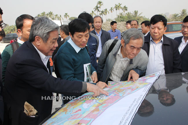 Các chuyên gia, nhà khoa học, nhà nghiên cứu khảo sát, xác định quy mô bãi cọc tại thực địa (Ảnh: haiphong.gov.vn) Các chuyên gia, nhà khoa học, nhà nghiên cứu khảo sát, xác định quy mô bãi cọc tại thực địa (Ảnh: haiphong.gov.vn)