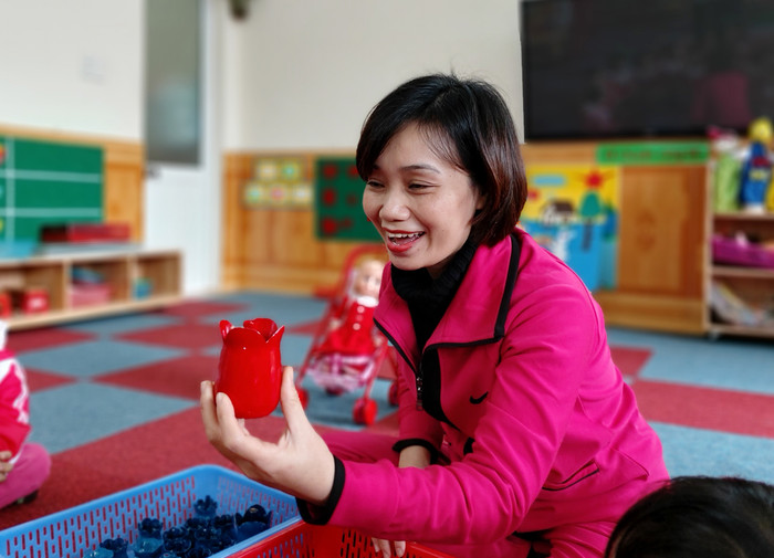 Cô giáo Nguyễn Thị Dung (sinh năm 1975), giáo viên Trường mầm non An Dương gây ấn tượng với giọng nói nhẹ nhàng, truyền cảm, cuốn hút học sinh (Ảnh: Lã Tiến) Cô giáo Nguyễn Thị Dung (sinh năm 1975), giáo viên Trường mầm non An Dương gây ấn tượng với giọng nói nhẹ nhàng, truyền cảm, cuốn hút học sinh (Ảnh: Lã Tiến)