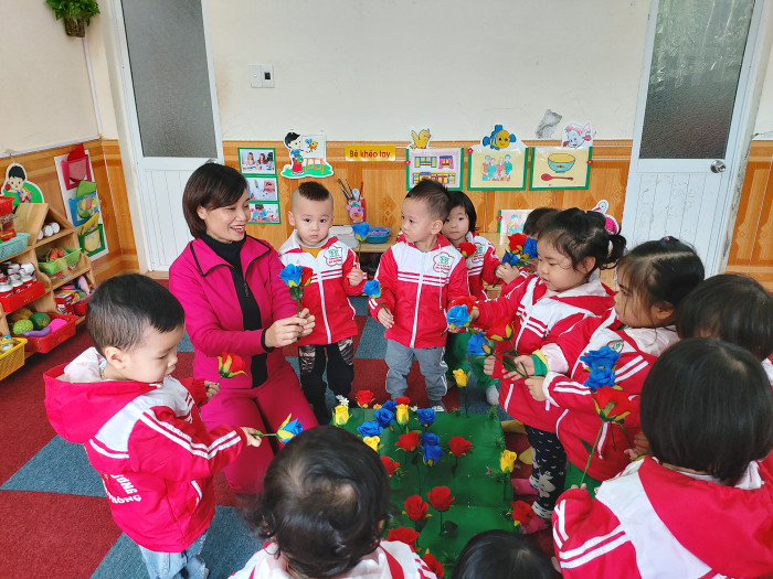 Công việc bận rộn, vất vả là vậy nhưng cô giáo Dung vẫn dành hết tình yêu thương cho con trẻ (Ảnh: Lã Tiến) Công việc bận rộn, vất vả là vậy nhưng cô giáo Dung vẫn dành hết tình yêu thương cho con trẻ (Ảnh: Lã Tiến)