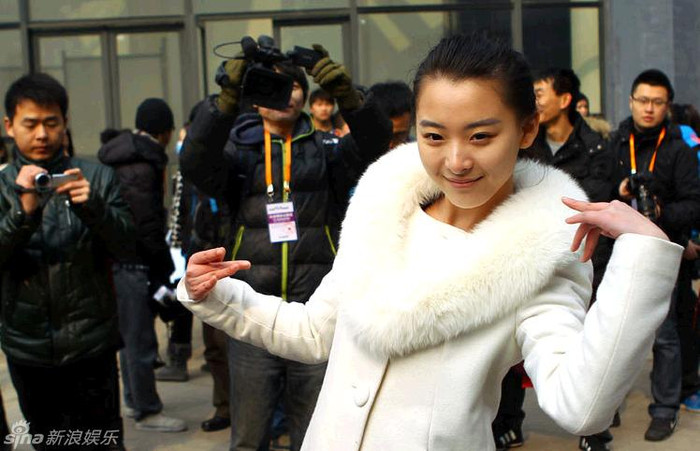 Ngay từ khi mới xuất hiện tại địa điểm ghi danh tham dự thi tuyển tại Học viện Điện ảnh Bắc Kinh, Lưu Chỉ Vy đã gây sự chú ý và ngay lập tức được dân mạng chia sẻ những bức hình chụp được của cô tại đây và tên tuổi của cô đã trở nên nổi tiếng.