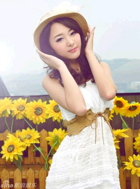 Người đẹp 18 tuổi cho biết, đây là lần đầu tiên cô và gia đình đến Bắc Kinh. Lưu Chỉ Vy yêu thích thành phố này bởi cô từng xem bộ phim Tuổi trẻ Bắc Kinh, đó cũng là lý do cô muốn thi vào 2 ngôi trường nghệ thuật ở đây với mong muốn được trụ lại thành phố cô yêu.