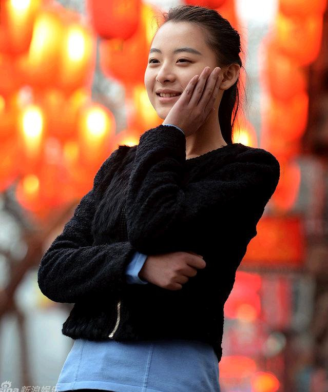 Về tài chính lo cho Chỉ Vy, ông Lưu chia sẻ, riêng việc học nửa năm nghệ thuật ở Tứ Xuyên đã tốn hơn 200 ngàn tệ, hiện giờ lại đang lo thi ở Bắc Kinh, sau đó còn chuyện ăn và ở cũng tốn kém không ít.