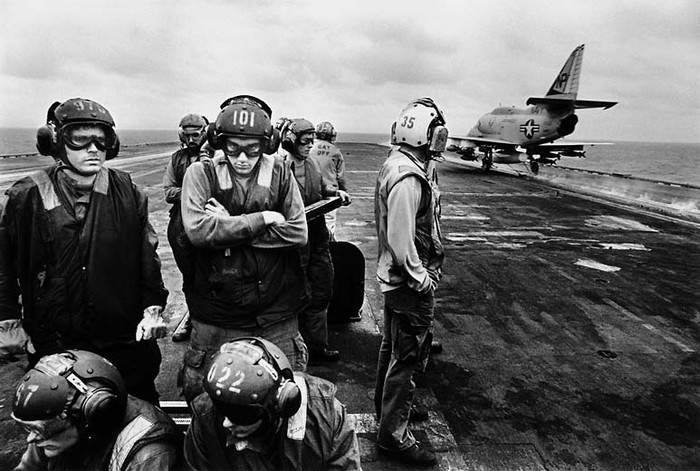 Máy bay ném bom bay khỏi boong tàu. Dự trù cho trường hợp khẩn cấp ở các cuộc chiến xa nước Mỹ, những chiếc hàng không mẫu hạm làm lãng phí người và máy móc. Tỉ lệ tai nạn cao. Chiếc tàu này mang 2 loại máy bay: loại nhỏ hơn thường rơi xuống biển khi cất cánh, và chiếc lớn hơn thường đâm khi hạ cánh. (Chú thích của tác giả bức ảnh)