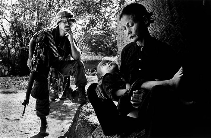 MẸ VÀ CON - trước khi bị bắn chết tại Quảng Ngãi. Ảnh chụp 6 tháng trước khi xảy ra thảm sát tại Mỹ Lai.