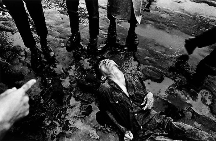 Một chiến sĩ giải phóng bị bắt tại chiến trường