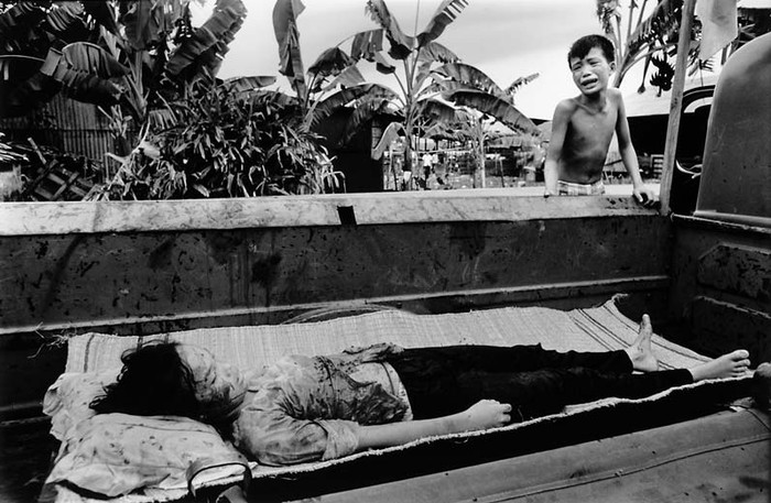 Nếu có 1 xạ thủ Việt Cộng quanh đó chắc anh ta đã bỏ lỡ nhiều mục tiêu dễ dàng, vì sau khi pháo binh dừng bắn, lính Mỹ đứng trong nhiều nhóm phơi mặt ngoài trời, thất vọng hoàn toàn, đang nói với nhau kế hoạch để hành hạ mấy tay pháo binh ở trại đóng quân).