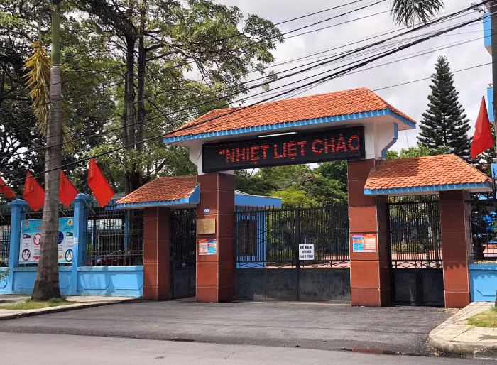 Trường Trung học phổ thông Hoàng Quốc Việt đề nghị công an điều tra, làm rõ thông tin trên mang xã hội để trả lại uy tín cho nhà trường (Ảnh: Lã Tiến) Trường Trung học phổ thông Hoàng Quốc Việt đề nghị công an điều tra, làm rõ thông tin trên mang xã hội để trả lại uy tín cho nhà trường (Ảnh: Lã Tiến)