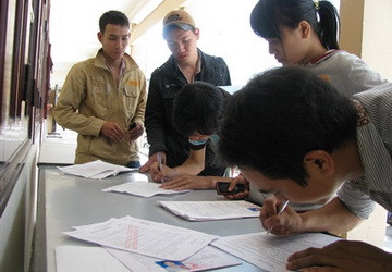 Thí sinh nộp hồ sơ đăng ký dự thi ĐH, CĐ. (Ảnh: Khánh Hiền) Thí sinh nộp hồ sơ đăng ký dự thi ĐH, CĐ. (Ảnh: Khánh Hiền)