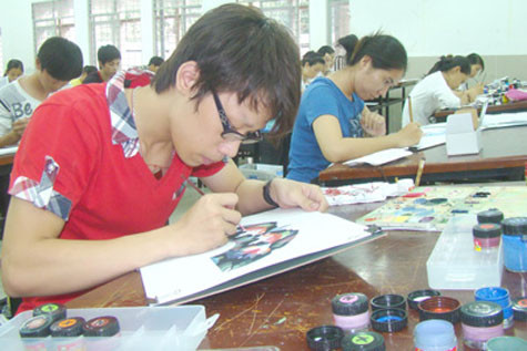 Thí sinh thi vào Trường ĐH Kiến trúc TPHCM đang làm bài thi môn vẽ trang trí màu. Thí sinh thi vào Trường ĐH Kiến trúc TPHCM đang làm bài thi môn vẽ trang trí màu.