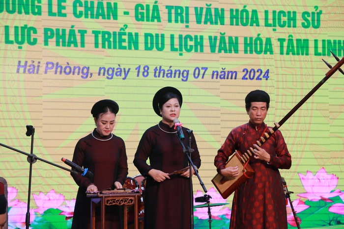 Cô giáo Nguyễn Thị Thắm – Hiệu trưởng Trường tiểu học Nguyễn Văn Tố say sưa đưa ca trù vào trường học nhằm bảo tồn, phát huy giá trị văn hoá lịch sử - Nữ tướng Lê Chân (Ảnh: Lã Tiến) GDVN__1231.JPG