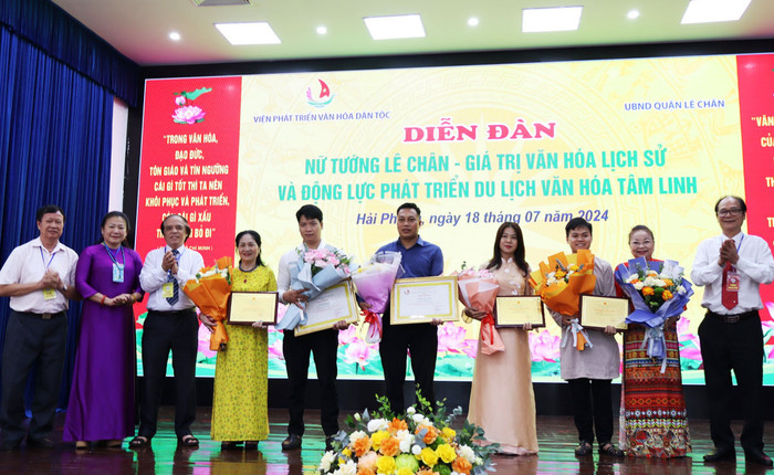 Ban tổ chức trao tặng Giấy khen cho các nghệ nhân, đồng thầy, thanh đồng và các nhà tài trợ (Ảnh: LT) GDVN_dien-dan-le-chan-1.jpeg