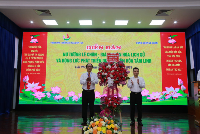 Lãnh đạo quận Lê Chân tặng hoa chúc mừng diễn đàn (Ảnh: Lã Tiến) GDVN__1253.JPG