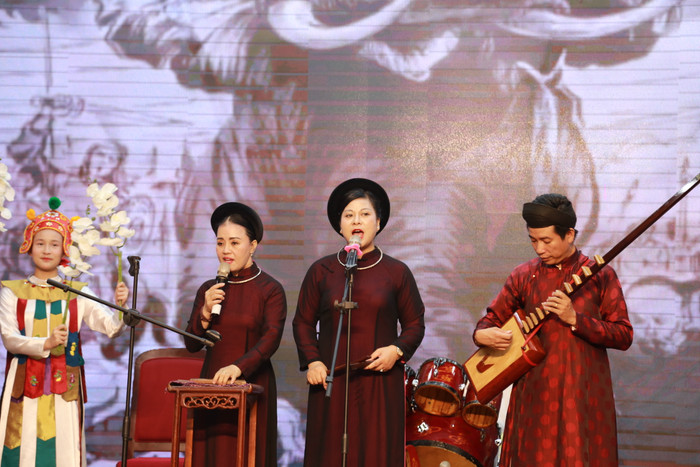 Cô giáo Nguyễn Thị Thắm – Hiệu trưởng Trường tiểu học Nguyễn Văn Tố (đứng giữa) là người đưa Ca trù vào trường học đầu tiên ở quận Lê Chân (Ảnh: Lã Tiến) GDVN__1217.JPG