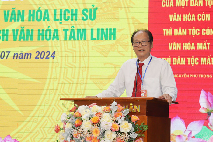 Ông Trần Văn Nam – Viện trưởng Viện phát triển Văn hóa dân tộc đọc diễn văn khai mạc diễn đàn (Ảnh: Lã Tiến) GDVN_dien-dan-lc.jpeg