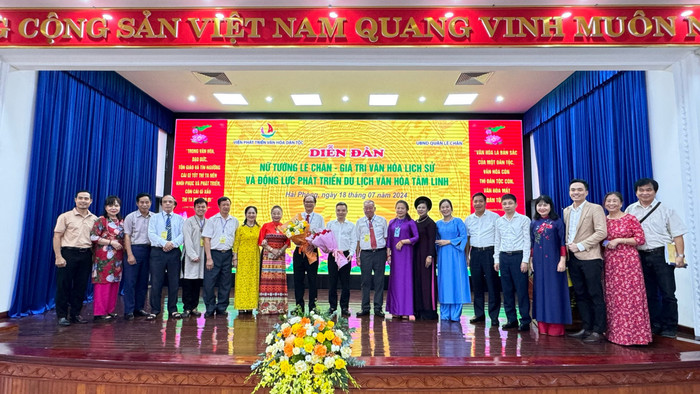 Các đại biểu tham dự diễn đàn chụp ảnh lưu niệm (Ảnh: LT) GDVN_dien-dan-lc-3.jpg