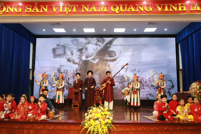 Tiết mục hát Ca trù tại diễn đàn (Ảnh: Lã Tiến) GDVN__1218.JPG