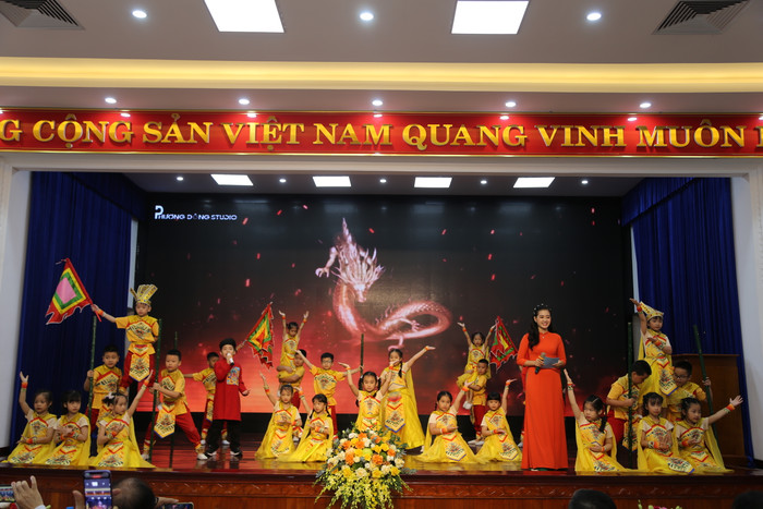 Các tiết mục văn nghệ tái hiện lại giá trị văn hoá lịch sử - Nữ tướng Lê Chân (Ảnh: Lã Tiến) GDVN__1239.JPG