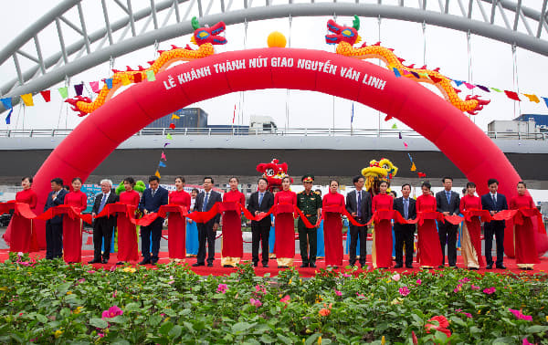 Các đại biểu cắt băng khánh thành nút giao Nguyễn Văn Linh (Ảnh: Lã Tiến)