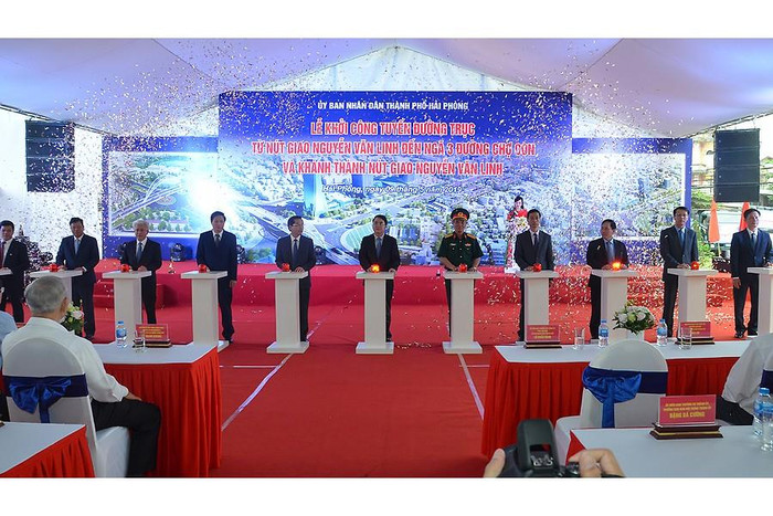 Các đại biểu ấn nút khởi công tuyến đường trục từ nút giao Nguyễn Văn Linh đến ngã 3 đường Chợ Con (Ảnh: Lã Tiến)