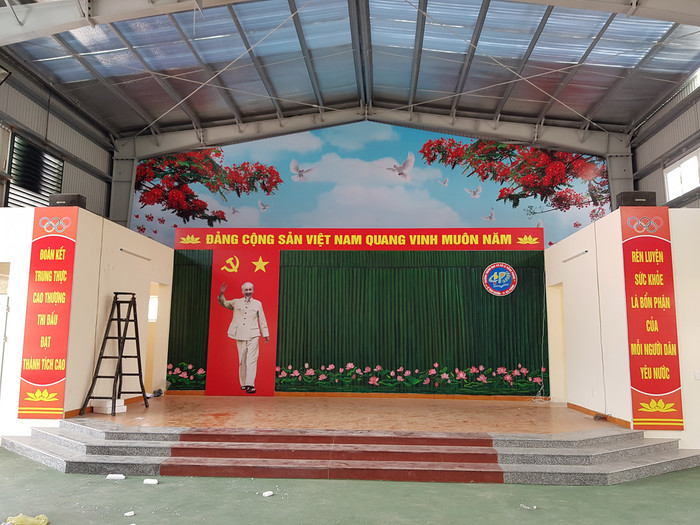 Bên trong khu nhà tập thể thao đa năng được đầu tư, trang trí bảo đảm đủ điều kiện phục vụ các hoạt động của nhà trường (Ảnh: Lã Tiến)