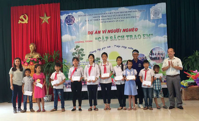 Học sinh có hoàn cảnh đặc biệt khó khăn được trao học bổng (Ảnh: Lã Tiến)