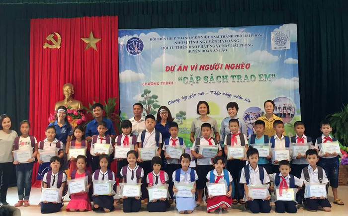 Học sinh có hoàn cảnh khó khăn tại huyện An Lão (Hải Phòng) được trao cặp sách trước năm học mới (Ảnh: Lã Tiến)