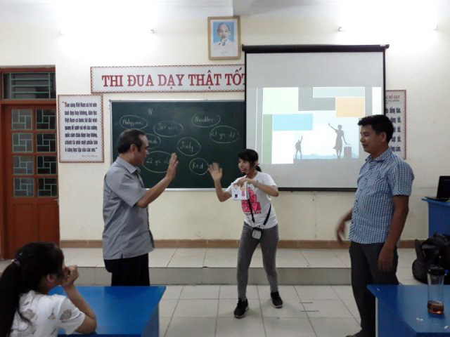 Người dân, học sinh được học kỹ năng giới thiệu nét văn hóa truyền thống của quê hương bằng tiếng Anh. (Ảnh: CTV)