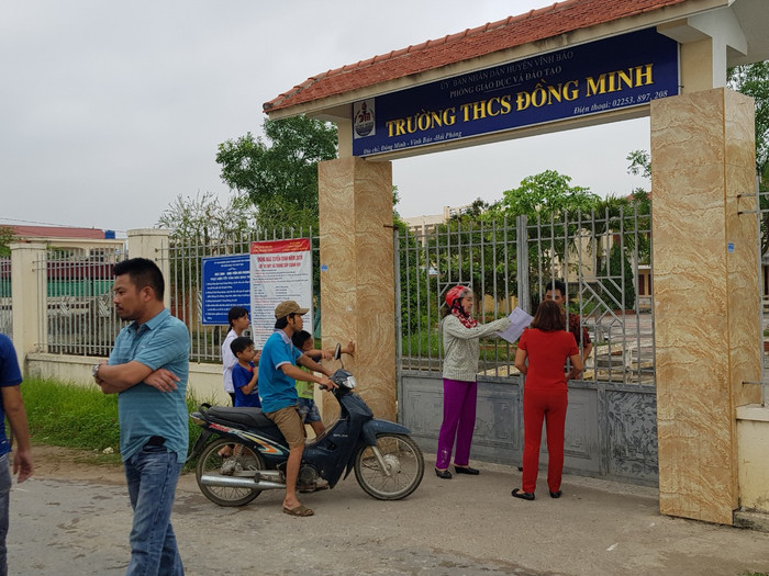 Người dân lo sợ mất tiền nên kéo đến Trường Trung học cơ sở Đồng Minh (nơi ông Đính làm hiệu trưởng) để đòi nợ (Ảnh: CTV) Người dân lo sợ mất tiền nên kéo đến Trường Trung học cơ sở Đồng Minh (nơi ông Đính làm hiệu trưởng) để đòi nợ (Ảnh: CTV)