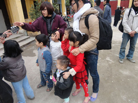 Tổ chức trò chơi cho các bé, nhằm mục đích làm cho các bé biết cách giao tiếp với bạn bè, người lớn tuổi.