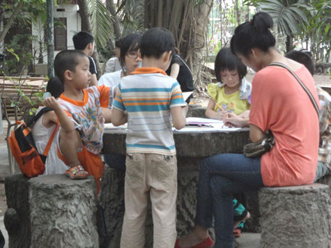 Với những trẻ đã học tiểu học thì dạy các trẻ biết viết, biết làm toán