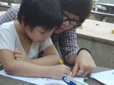 Đối với những bé nhỡ thì giúp các bé nhận biết các vật xung quanh và tập tô màu