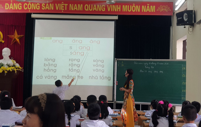 Phần lên lớp minh họa của cô giáo Hoàng Thị Thúy và các em học sinh lớp 1A7 thực hiện (Ảnh: DT) Phần lên lớp minh họa của cô giáo Hoàng Thị Thúy và các em học sinh lớp 1A7 thực hiện (Ảnh: DT)