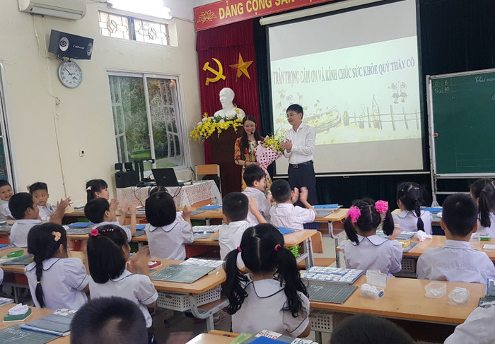 Lãnh đạo Ủy ban nhân dân quận Lê Chân tặng hoa chúc mừng cô giáo Hoàng Thị Thúy với tiết dạy minh họa (Ảnh: DT) Lãnh đạo Ủy ban nhân dân quận Lê Chân tặng hoa chúc mừng cô giáo Hoàng Thị Thúy với tiết dạy minh họa (Ảnh: DT)