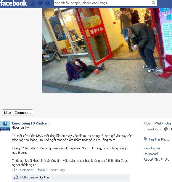 Tại một tiệm KFC, một ông lão ăn mày vào đó mua cho người bạn già ăn mày của mình một cái bánh, sau đó ngồi bên âm thầm nhìn bà cụ thưởng thức. Là người tiêu dùng, họ có quyền vào đó ngồi ăn. Nhưng không, họ chỉ lặng lẽ ngồi ngoài cửa. Tại một tiệm KFC, một ông lão ăn mày vào đó mua cho người bạn già ăn mày của mình một cái bánh, sau đó ngồi bên âm thầm nhìn bà cụ thưởng thức. Là người tiêu dùng, họ có quyền vào đó ngồi ăn. Nhưng không, họ chỉ lặng lẽ ngồi ngoài cửa.