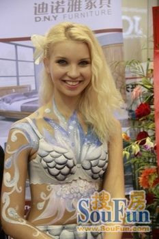 Người mẫu ngoại với tác phẩm body painting độc đáo tại triển lãm Đôn Hoàng. Người mẫu ngoại với tác phẩm body painting độc đáo tại triển lãm Đôn Hoàng.