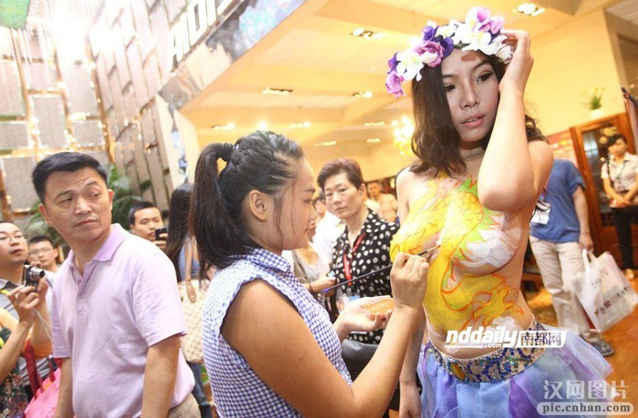 Các gian trưng bày đều cố gắng làm sao thu hút càng nhiều khách thăm quan đến với gian trưng bày của mình càng tốt bằng nhiều chiêu trò. Các gian trưng bày đều cố gắng làm sao thu hút càng nhiều khách thăm quan đến với gian trưng bày của mình càng tốt bằng nhiều chiêu trò.
