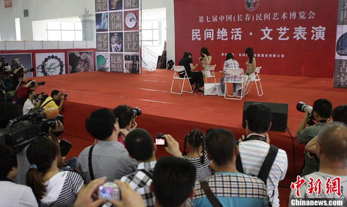 Với sự góp mặt của những nữ người mẫu xinh đẹp trong trang phục bikini sexy làm mẫu cho các họa sĩ sáng tạo trên da thịt. Với sự góp mặt của những nữ người mẫu xinh đẹp trong trang phục bikini sexy làm mẫu cho các họa sĩ sáng tạo trên da thịt.