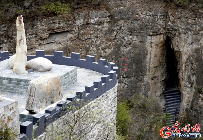 Người ta dựng hình tượng sinh thực khí của đàn ông và tạo sinh thực khí của phụ nữ bên cạnh tượng Khổng Tử. Người ta dựng hình tượng sinh thực khí của đàn ông và tạo sinh thực khí của phụ nữ bên cạnh tượng Khổng Tử.