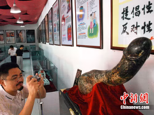 Trong ngày 16/8 rơi vào Lễ Thất Tịch truyền thống của người Trung Quốc, một bảo tàng văn hóa tính dục ở tỉnh Hà Bắc đã cho trưng bày hơn 300 hiện vật liên quan đến văn hóa tính dục và truyền thuyết Ngưu Lang – Chức Nữ.